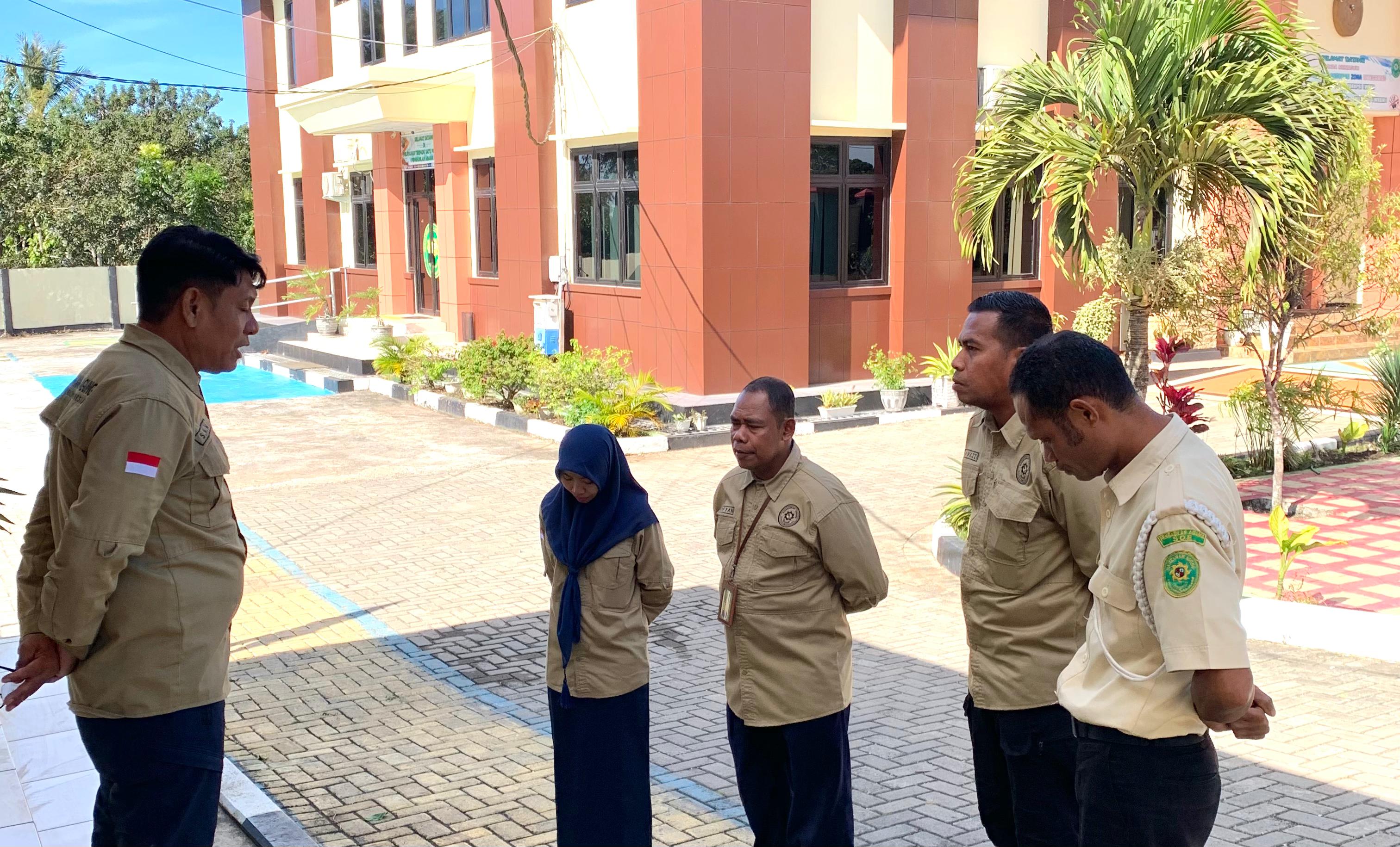 Melayani dengan Hati, Disiplin Tiada Henti. Panitera PA soe Adakan Briefing Pagi rutin Dengan PPNPN (16/07/2025)