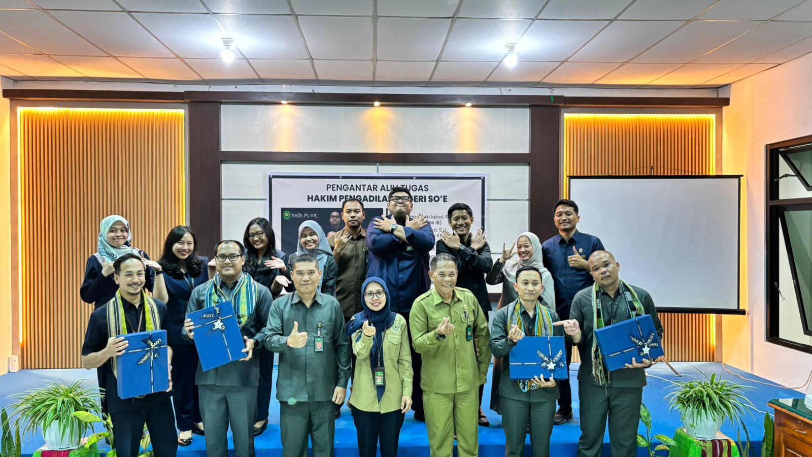 Ketua, Hakim dan Panitera PA Soe Hadiri Acara Pengantar Alih Tugas dan Perpisahan 4 Hakim PN Soe (23/07/2025)